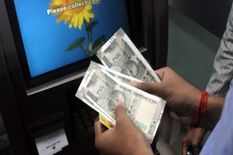 अब ATM से पैसा निकालना पड़ेगा महंगा, रिजर्व बैंक ने बढ़ा दी है इतनी फीस
