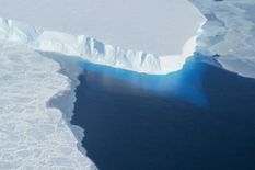 तेजी से टूट रहा है अंटार्कटिक का ग्लेशियर, उपग्रह से ली गई तस्वीरों में बर्फ की पट्टी तेजी टूटती नजर आ रही है