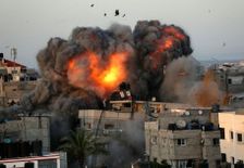 Israel ने गाजा पर फिर बरसाए बम, बिल्डिगों के ऊपर तक दिखीं एयरस्ट्राइक की लपटें



