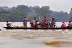 बाढ़ प्रभावित जिलों में एनडीआरएफ, एसडीआरएफ और पीएसी की 42 टीमें तैनात 



