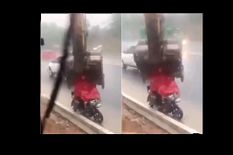 तेज बारिश में भीग रहा था बाइक सवार, JCB वाले ने ऐसे की मदद, VIRAL हो रहा है ये वीडियो