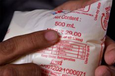 Amul milk हुआ महंगा, कीमत में 2 रुपये प्रति लीटर की हुई बढ़ोतरी, लोगों को लगा झटका