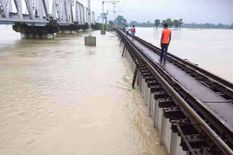 बिहार में बाढ़ का तांडव : ट्रैक तक आया बाढ़ का पानी, रेलवे ने रद्द की बिहार जाने वाली ये ट्रेनें