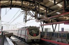दिल्ली: मंडी हाउस स्टेशन पर मेट्रो के आगे कूद गया शख्स, हो गई मौत