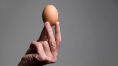 इस रहस्य को नहीं सुलझा पाए डॉक्टर, एक लड़का दो साल में दे चुका 20 अंडे