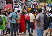 दिल्ली के 13 बाजारों को किया गया बंद, कोरोना गाइडलाइन्स की धज्जियां उड़ाने पर सख्त हुई सरकार

