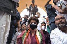 कांग्रेस महासचिव प्रियंका गांधी के मौन धरने पर एफआईआर, 500 लोगों पर हुआ केस दर्ज