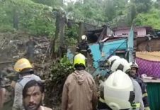 Mumbai में भारी बारिश से मचा कोहराम, Landslide में 11 लोगों की मौत



