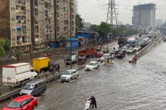 बारिश से फिर बेहाल हुई मुंबई, पटरियों और सड़कों पर भरा पानी, लोकल ट्रेन सेवा रुकी, रेड अलर्ट जारी