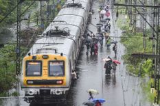 भारी बारिश की वजह से 48 ट्रेनें रद्द, 33 का बदला गया मार्ग, 51 का सफर छोटा
