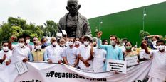 Pegasus Row: विपक्षी सांसदों ने संसद के बाहर दिया धरना,  जांच की मांग की