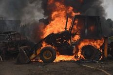 माओवादियों ने 6 सड़क निर्माण वाहनों को कर दिया आग के हवाले