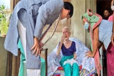 गजबः 105 साल की बुजुर्ग महिला ने लगवाई कोरोना की वैक्सीन, फिर खुद मुख्यमंत्री ने किया ऐसा काम