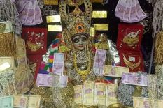 इस मंदिर में प्रसाद के रूप में दिए जाते हैं सोने-चांदी के गहने, मंदिर में जाते ही मालामाल हो जाते हैं भक्त