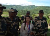 सीमा पर BSF जवानों से मिलने पहुंचीं मीराबाई चनू, ओलंपिक में जीता है मेडल 