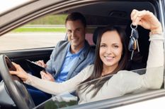 कार चलाना सीख रहे हैं तो पहले से ही जान लें ये 5 जरूरी बातें, बहुत जल्दी सीख जाएंगे