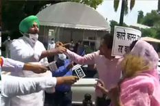 संसद के बाहर मीडिया के सामने भिड़ गए पंजाब कांग्रेस सांसद और हरसिमरत कौर