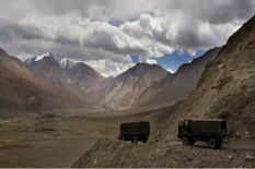 Ladakh Standoff: पूर्वी लद्दाख के गोगरा से पीछे हटीं भारत-चीन की सेनाएं