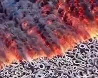 दुनिया के सबसे बड़े Tyre Graveyard में लगी भयंकर आग, अंतरिक्ष नजर आए काले धुएं




