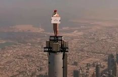 बुर्ज खलीफा के टॉप पर चढ़ गई महिला, वजह जानकर रह जाएंगे दंग



