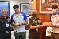 CDS General Rawat  और सेना प्रमुख Naravane से मिले नीरज चोपड़ा, दोनों ने दी Tokyo Olympics में गोल्ड की बधाई