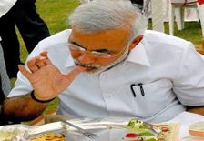 PM मोदी से लेकर रतन टाटा जैसे दिग्गज लोग हैं Left-Handers 

