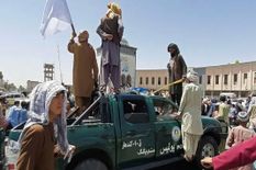 अफगानिस्तान की सेना ने तालिबान के सामने डाले हथियार, सफेद कपड़ों में किया सरेंडर