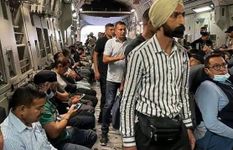 अफगानिस्तान से भारतीय नागरिकों को लेकर हिंडन एयरफोर्स स्टेशन पहुंचा विमान, लोगों ने वायु सेना का जताया आभार 