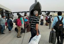 अफगानिस्तान में फंसे भारतीयों को जल्द वापसी की उम्मीद, बिगड़ते हालात के बीच काबुल एयरपोर्ट पहुंचे सैकड़ों भारतीय