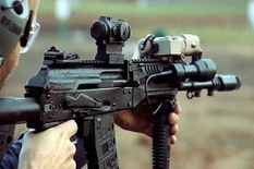सेना की बढ़ेगी ताकत, भारत अब रूस से खरीदेगा 70 हजार AK-103 असॉल्ट राइफलें