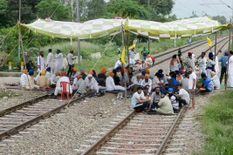 अमृतसर से रद्द रहेंगी सभी ट्रेनें, किसानों की सरकार के साथ वार्ता विफल,  रेलवे ट्रैक पर बैठे किसानों ने किया उठने से मना