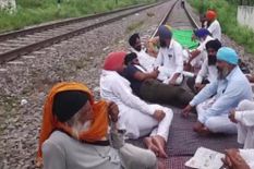 गन्ने की कीमतों को लेकर पंजाब में किसानों के आंदोलन का पांचवां दिन, 27 एक्सप्रेस ट्रेनें रद्द 

