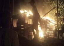 असम पुलिस के बंकर को मेघालय के प्रदर्शनकारियों ने किया क्षतिग्रस्त





