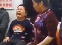मां के थप्पड़ दिखाते ही मेट्रो में जोर-जोर से रोता बच्चा हो गया चुप, वीडियो है मजेदार



