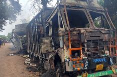 इस राज्य में उग्रवादियों ने सात ट्रक को किया आग के हवाले, पांच ड्राइवरों की मौत, सर्च ऑपरेशन जारी

