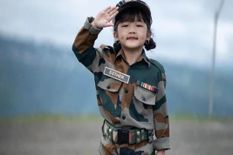 सेना की वर्दी पहनकर मासूम बच्ची ने गाया जन गण मन, क्यूटनेस पर फिदा हो गए लोग, वीडियो वायरल