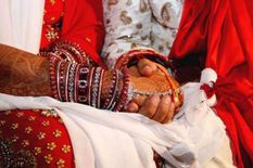 बड़ा ही गजब मामला  : कपल ने शादी के बाद अपने दोस्तों पर लगाया जुर्माना, प्रति व्यक्ति 17 हजार रुपये

