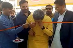 पाकिस्तान के इस मंत्री ने कैंची नहीं चली तो दांतों से रिबन काटकर किया उद्घाटन