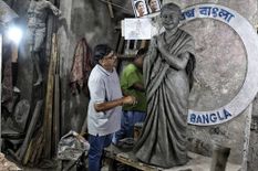 दुर्गा पूजा : मां दुर्गा के रूप में नजर आएंगी ममता बैनर्जी, कोलकाता के कलाकार कर रहे प्रतिमा का निर्माण