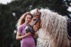 नीदरलैंड्स का अनूठा मामला, युवती और उसकी घोड़ी के एक जैसे बाल, देखें तस्वीर