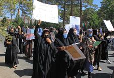 महिला प्रदर्शनकारियों से डरा तालिबान! सभी पर छोड़े आंसू गैस के गोले 


