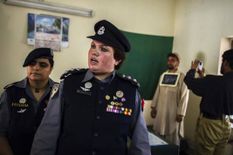 पाकिस्तान में महिला पुलिस भी सुरक्षित नहीं, अपहरण करके रेप करने की कोशिश