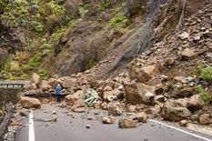 सिक्किम में भारी बारिश के बाद भूस्खलन, नेशनल हाईवे ब्लॉक, लोग परेशान