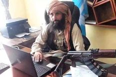 तालिबानी 'रिजर्व बैंक' का मुखिया है अनपढ़, एक हाथ में लैपटॉप, एक में बंदूक



