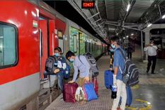 Indian Railways को SC ने दिया झटका, ट्रेनों के लेट होने पर देना होगा मुआवजा!



