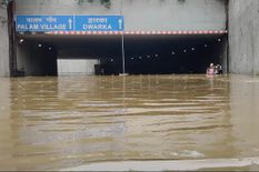 बारिश से बेहाल हुई दिल्ली, पालम अंडरपास में फंसी बस, तो फायर ब्रिगेड को बुलाया