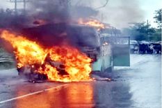 बस और कार में आमने-सामने की जबरदस्त टक्कर के बाद लगी आग , बिहार के 5 लोग जिंदा जले