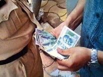 Jhansi में रिश्वत ले रहा था Police station deewan, Video viral वायरल होने से मचा हड़कंप

