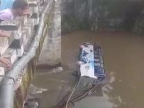 Meghalaya में भीषण Road accident, Bus नदी में गिरी, अब तक 6 यात्रियों की मौत 



