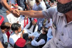 Lakhimpur Kheri Violence: उत्तर प्रदेश की राजनीति में उबाल, टिकैत पहुंचे, अखिलेश यादव हिरासत में